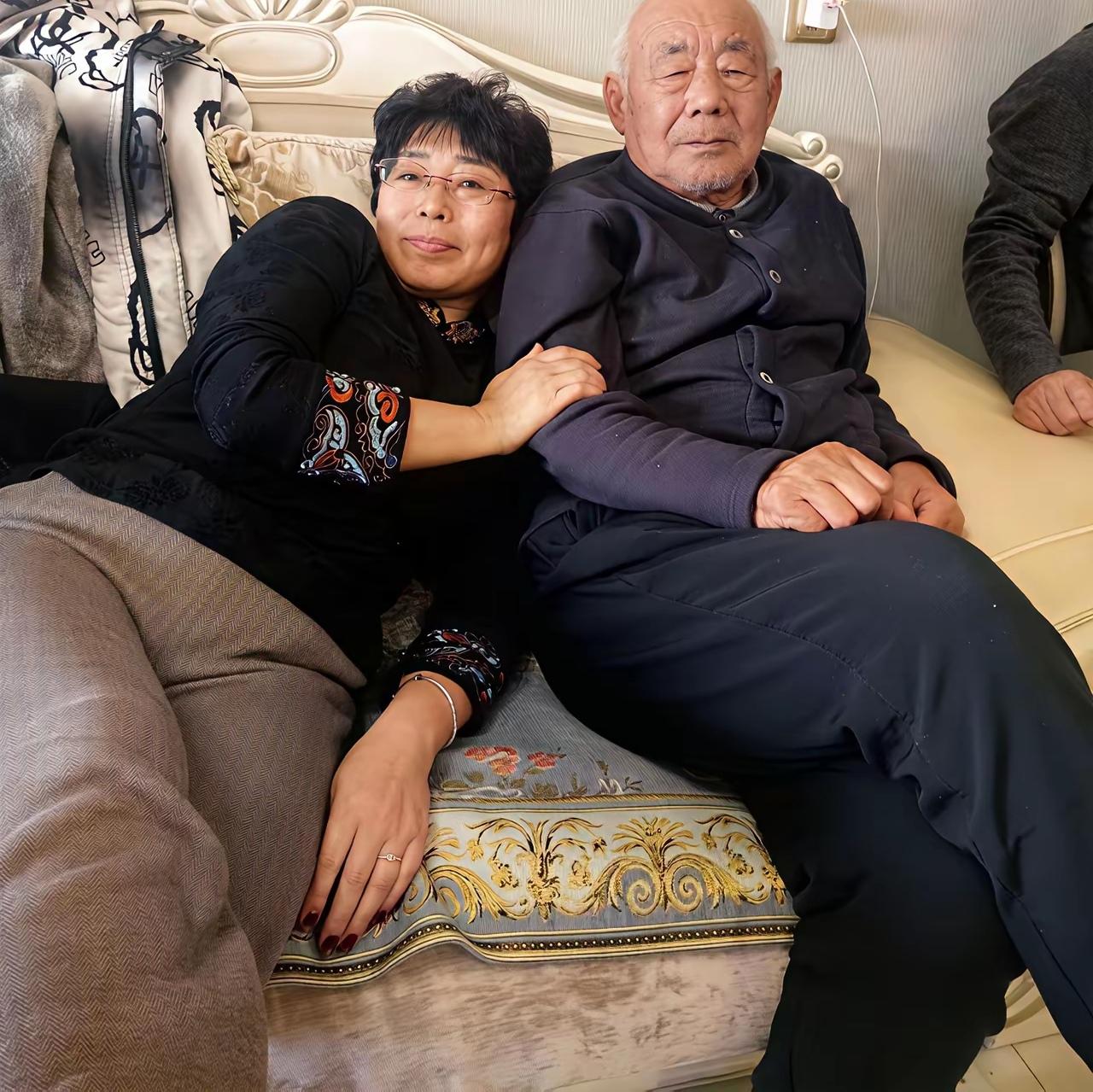 你能想象吗？有个大姐都五十多岁的人了，还在老爸面前撒娇呢！这画面，是不是光想想就