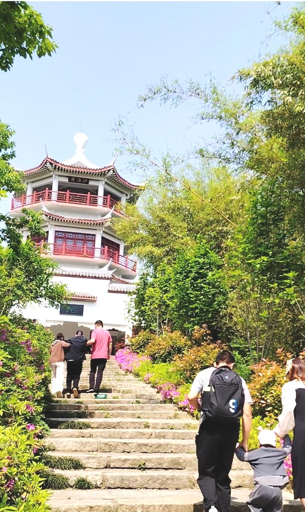 你觉得过年带家人出去旅游有哪些好处？
过年带家人出去旅游好处多多。从亲子角度看，