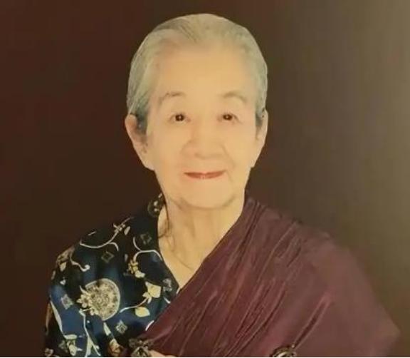 1947年，57岁北交大校长张福运，趁妻子熟睡，悄悄来到17岁养女房间。不久后养