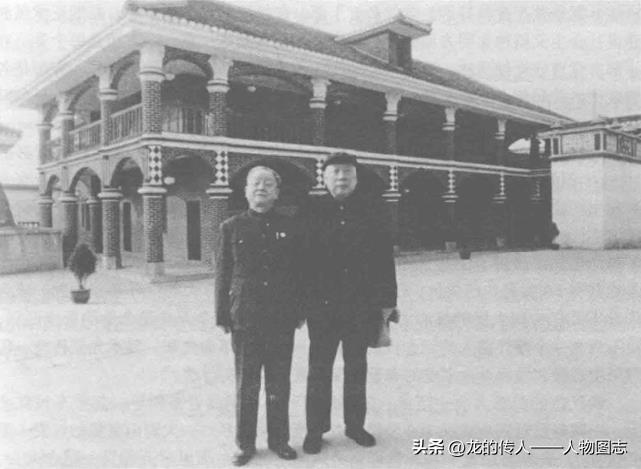 1985年伍修权作为主宾赴贵州参加遵义会议50周年纪念活动。图为伍修权(右)与童