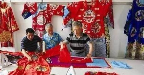 很多人都好奇，传统衣服制作工艺和现代工艺比起来，到底谁更好，就连衣服成品，两者之