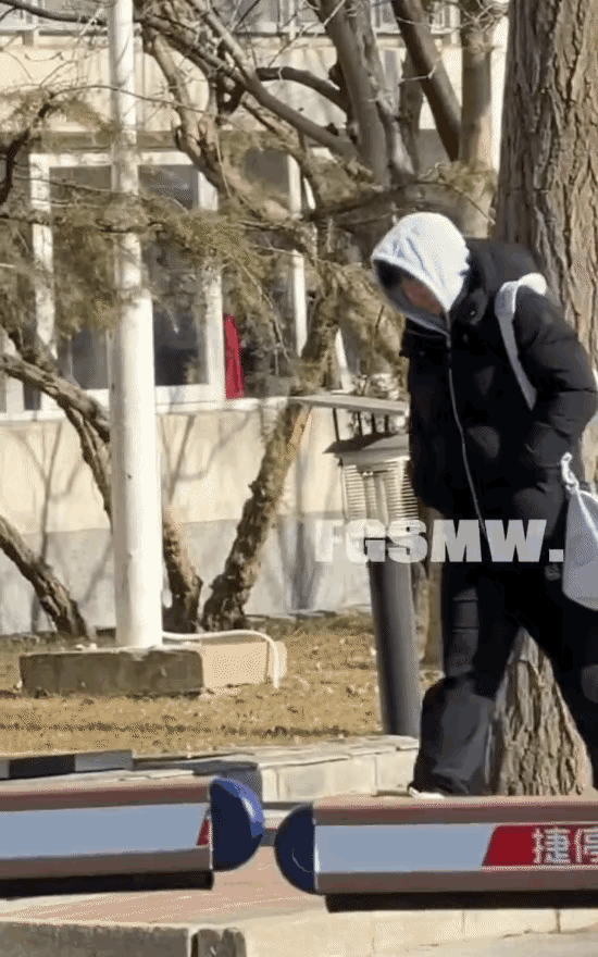 1.22寒天里的莎莎下训路透太戳心！

           天寒地冻裹着两件厚