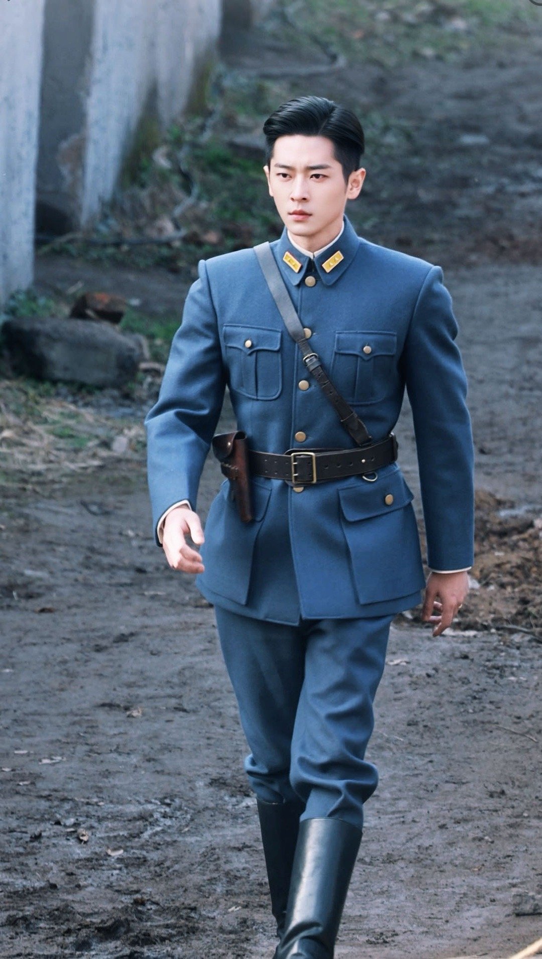 玉簟秋揽腰吻海报 揽腰吻海报氛围感爆棚，眼神缱绻动作温柔，光是一张海报就甜到人心