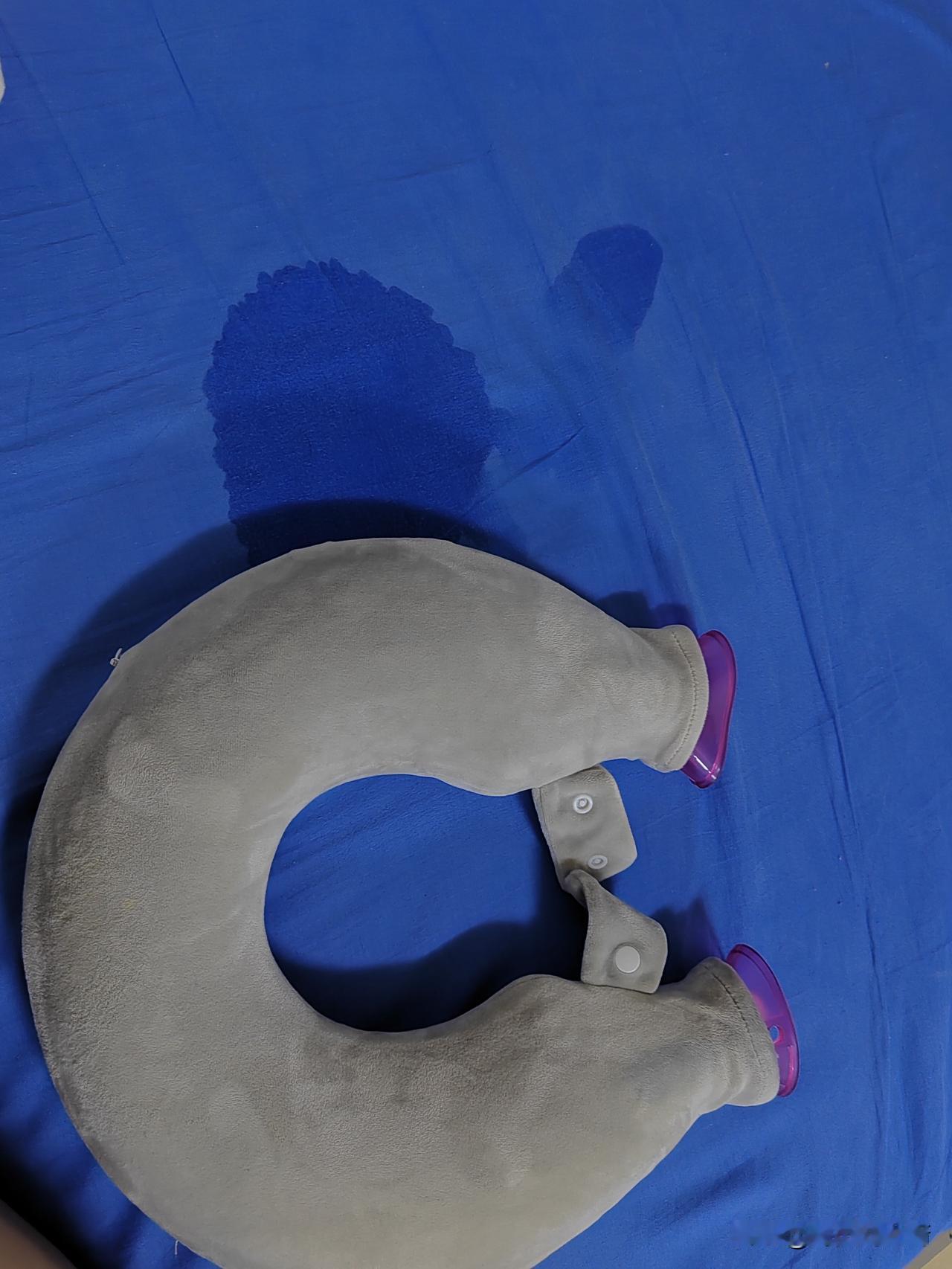 今晚这可怎么睡觉啊！热水袋漏水了，已经把床垫子都湿透了。

这几天感觉脖子很僵硬