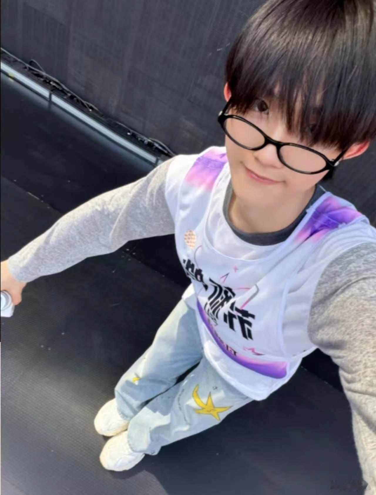 苏新皓想回到彩排的那天  苏新皓想回到彩排的那天 是刚和粉丝分别就已经忍不住在想