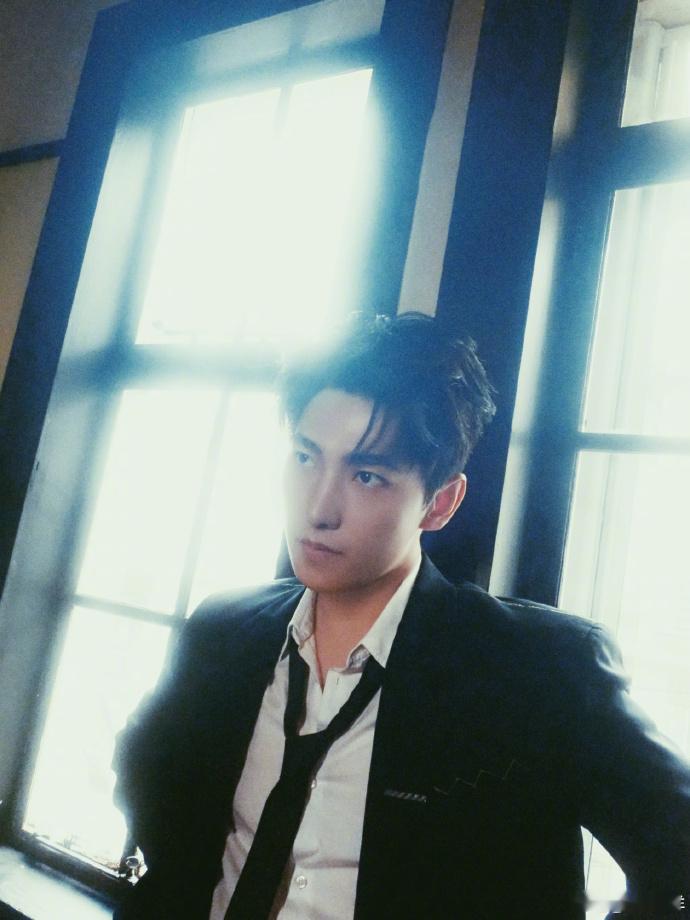 #杨洋A感大片##杨洋光影交错写真#  当杨洋出现在这光影交错的大片中时，他身着