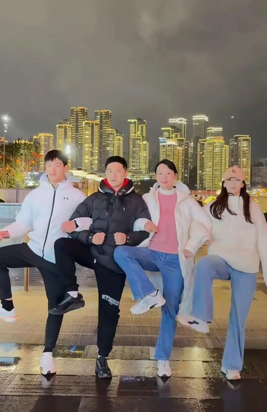 哈哈，田亮的腿输了！