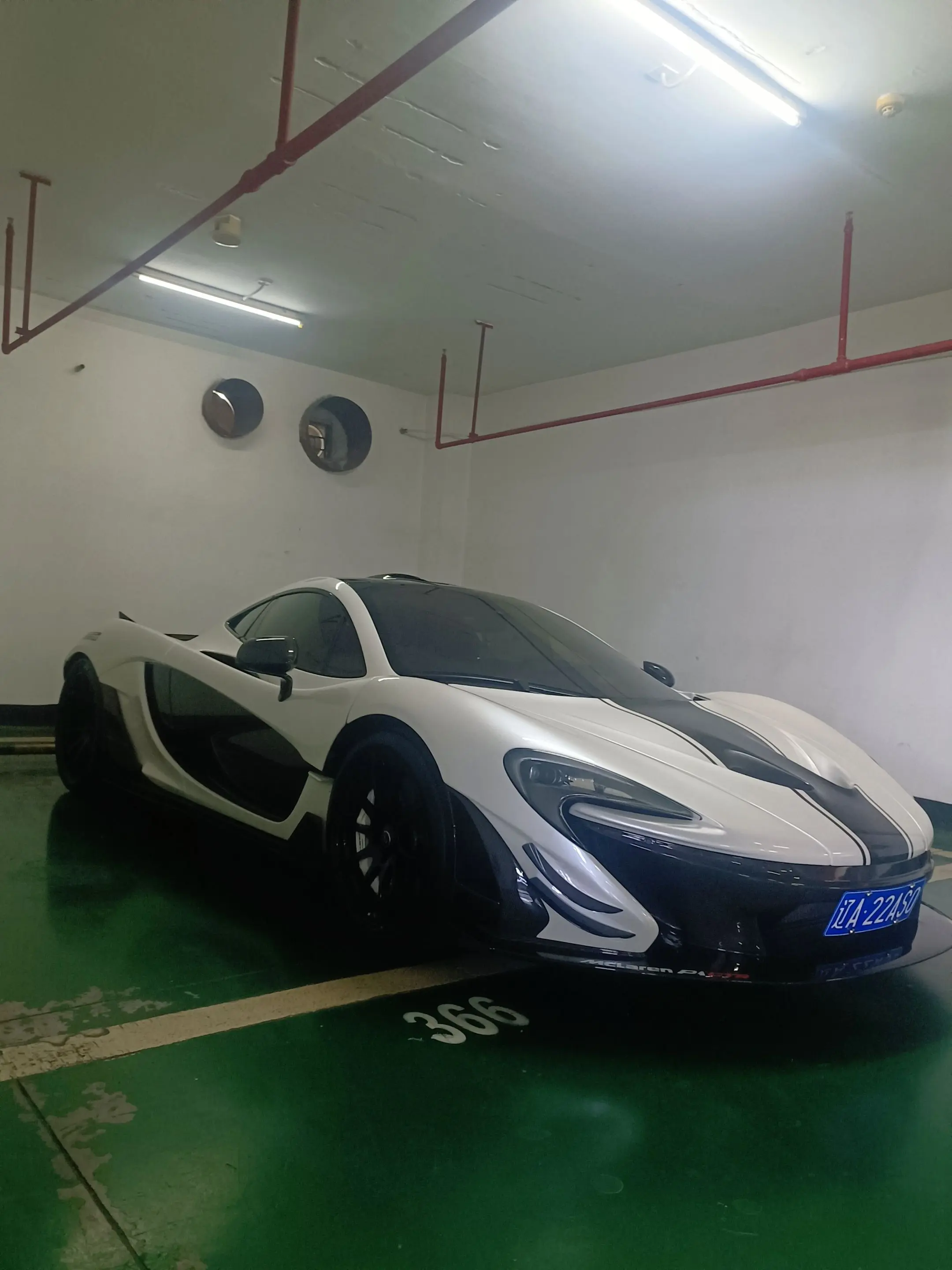听过很多超跑声浪，唯独迈凯伦P1那股浑厚又炸裂的排气，听完很难忘记，混...