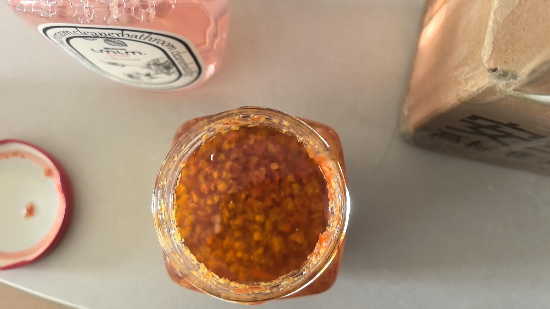 大家下午好，老方刚刚睡醒就收到顺丰快递打的电话，好友亲手做了一批辣椒酱，知道老方