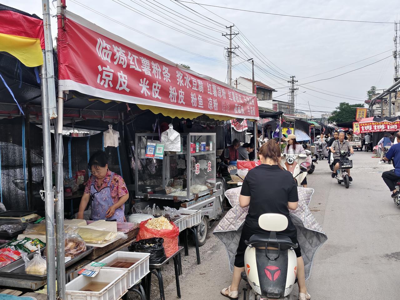 您瞧，在运城盐湖西街早市，一位临猗大姐摆摊卖豆腐，凉粉，凉皮，粉鱼🐟等，都是她
