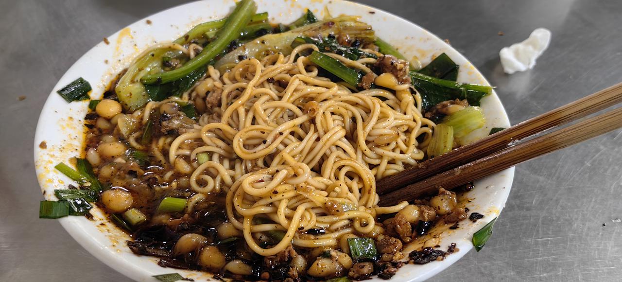 大渡口翠湖典记面庄，我个人觉得是“重庆小面”最具代表性的“街边店”之一，主要优势