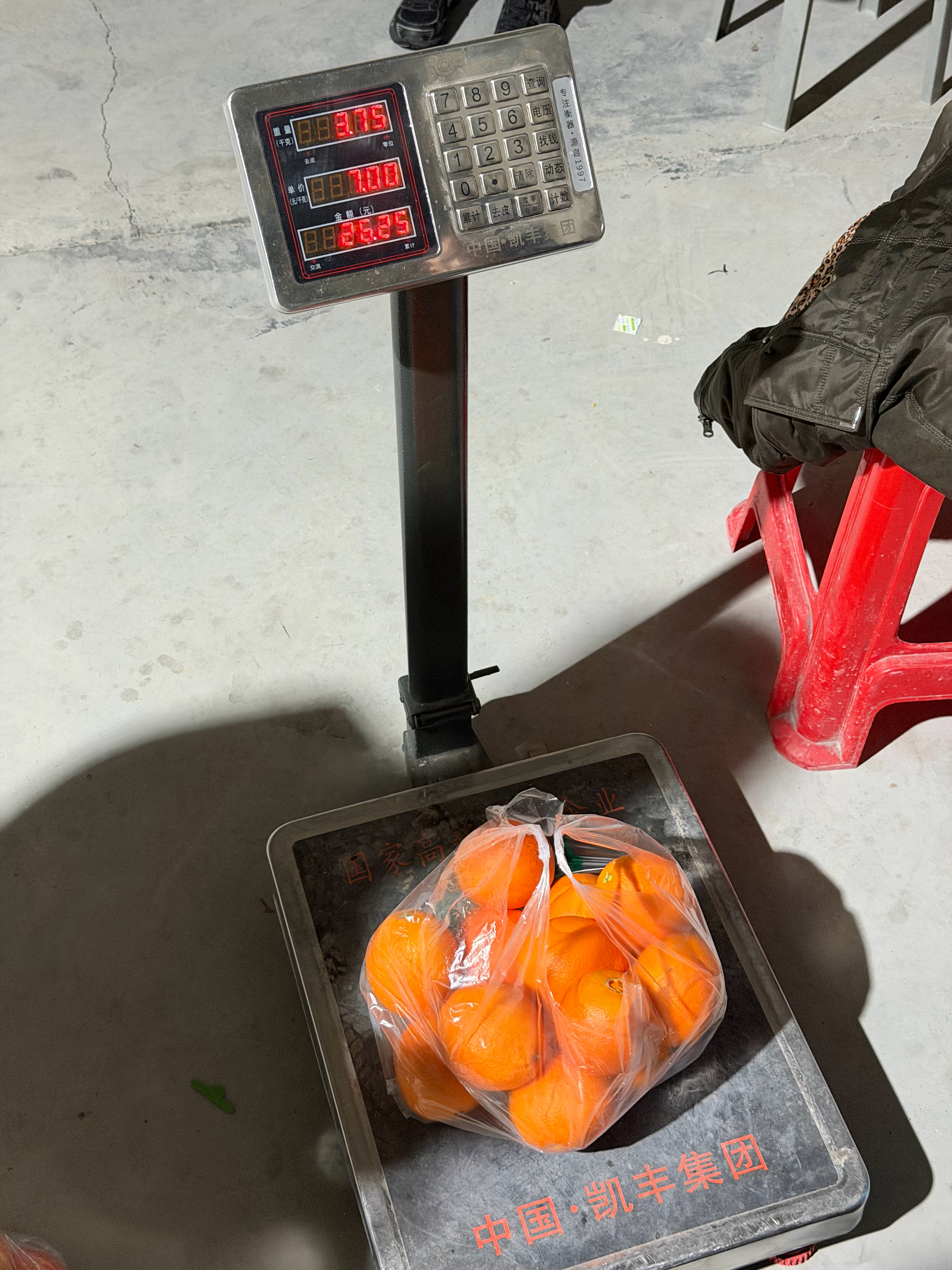 昨天有一个小伙伴跟我一起去买水果，去的路上还在嚷嚷要买杯奶茶，但是我给他称完一袋