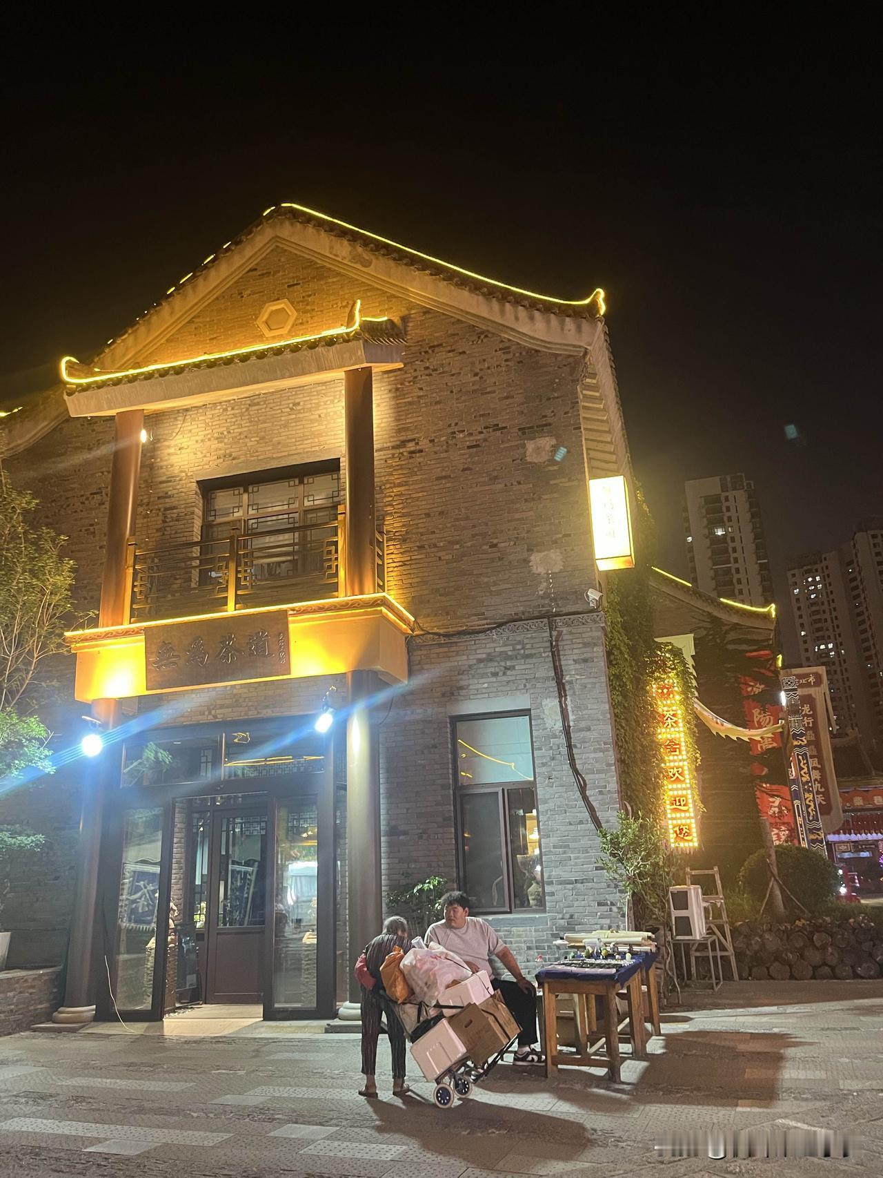 有位消化科的医生说：“瘦人之所以瘦，是因为瘦人都很擅长搁置食物，瘦人吃饼干，一次