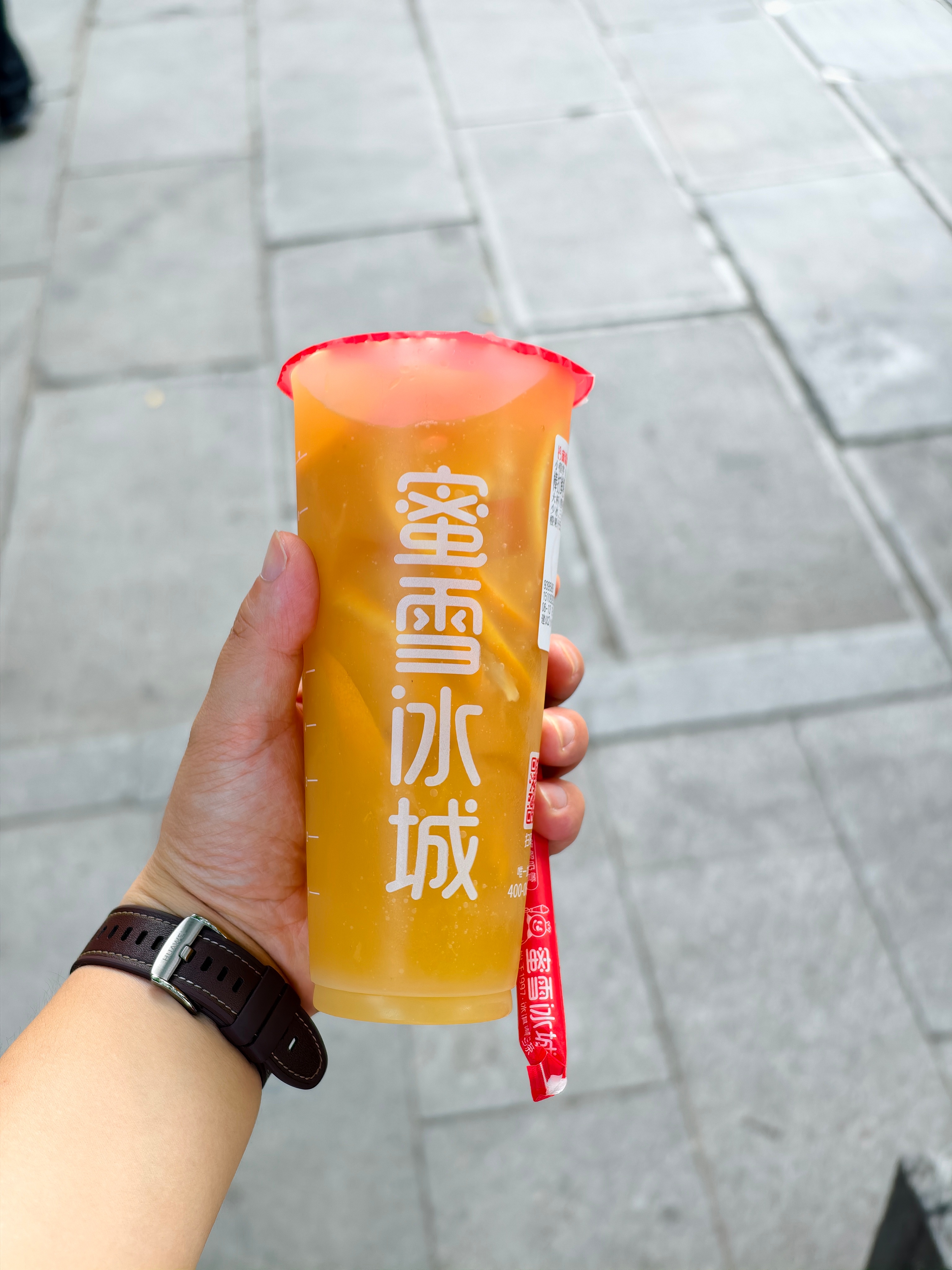 这大夏天还是蜜雪冰城实在，量大管饱还便宜