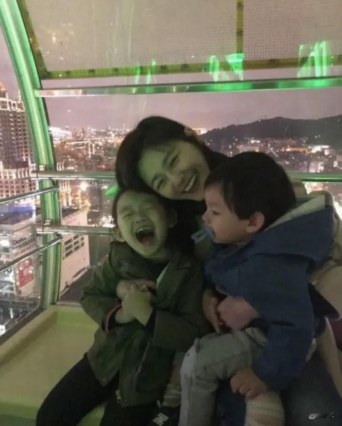 明星与普通人差别真的很大！

大S和汪小菲带孩子的方式，差距太大了。
她不喜欢孩