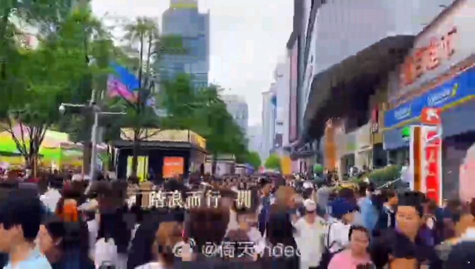 重庆肖战天选青岛齐夏十日终焉首发阵容从洪崖洞的璀璨灯火到八大关的静谧梧桐，从嘉陵