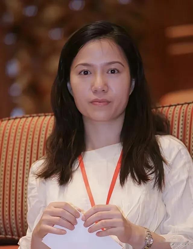 杨振宁，物理学泰斗，而他比翁帆年龄大，老很多，还有什么缺点？看看最近的“瑶瑶家暴
