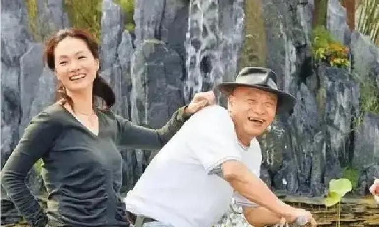 婆婆逼卖房救前夫那天，她带女儿连夜飞回青岛
 
1997年，凌峰瘫在床上，婆婆开