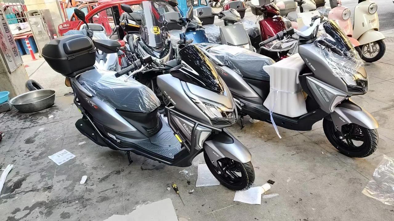 既然是万元左右，那我还是建议你直接入手豪爵就行。
特别是豪爵现如今的期间小踏板摩