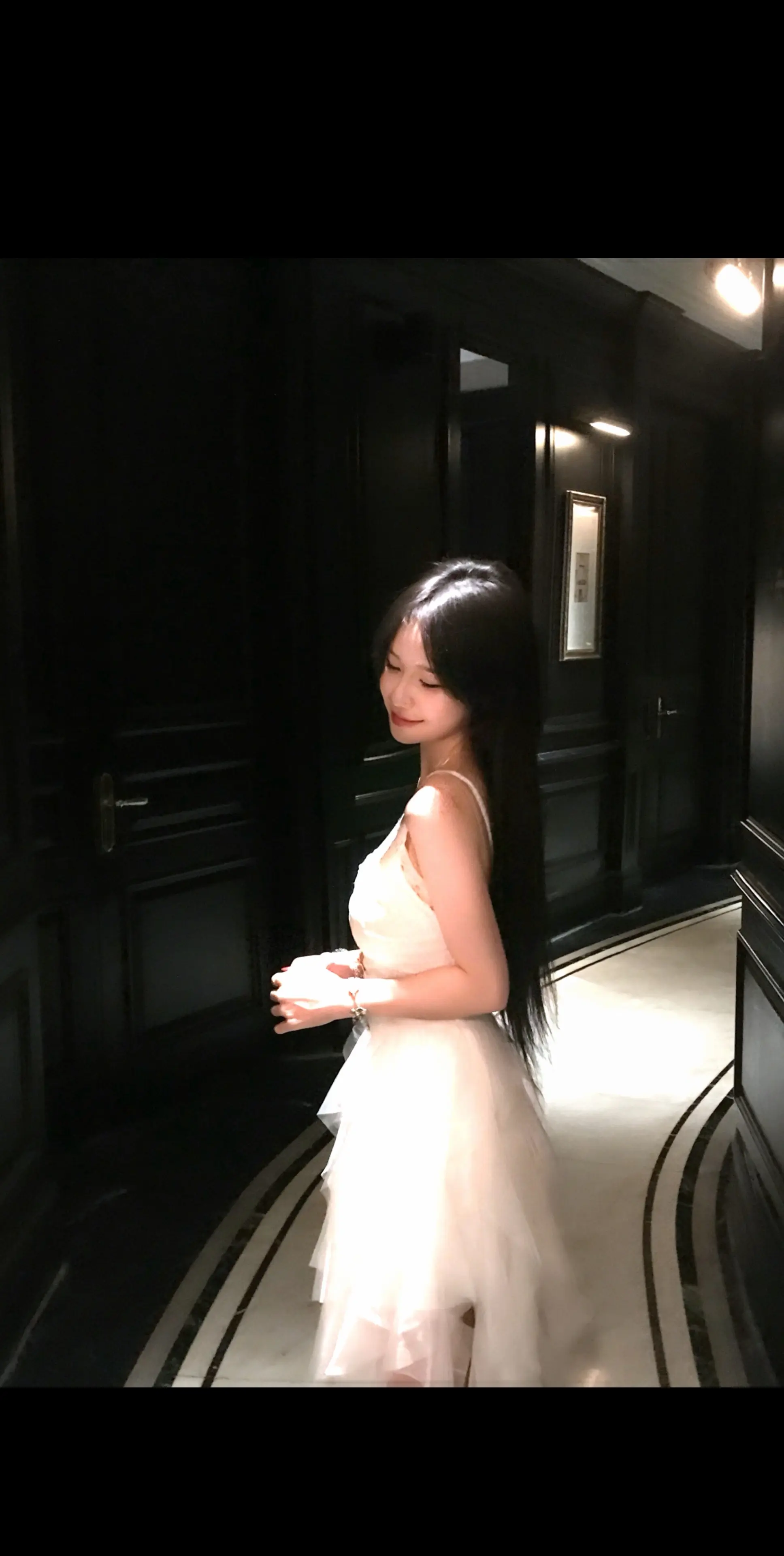 指甲做多了 还是纯色好看 头发染多了 还是黑色耐看 你见过越多的人 你...