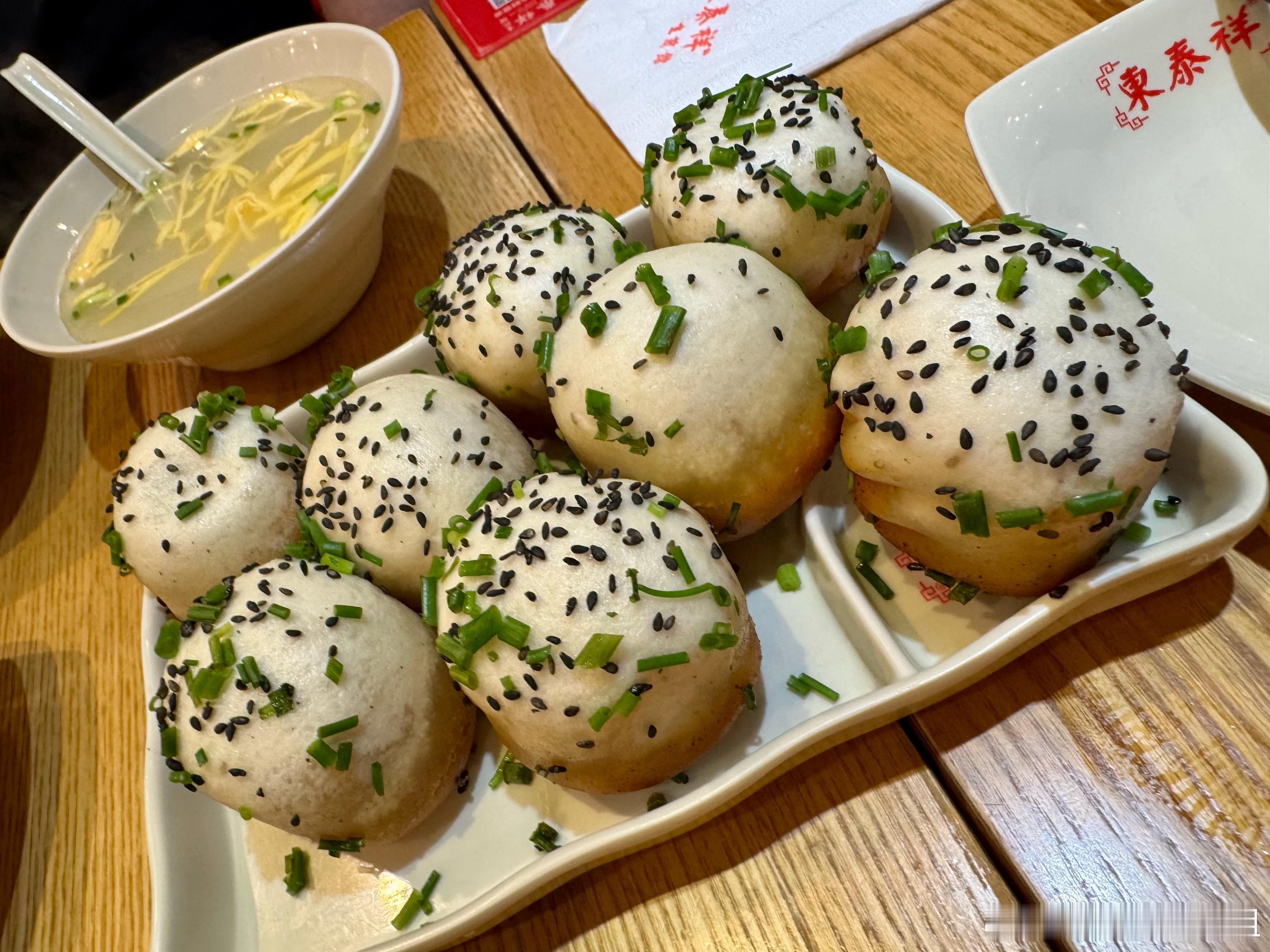 忙一上午，他们带我来吃号称比小杨生煎还好吃的东泰祥生煎馒头。（哎对，我们上海不管