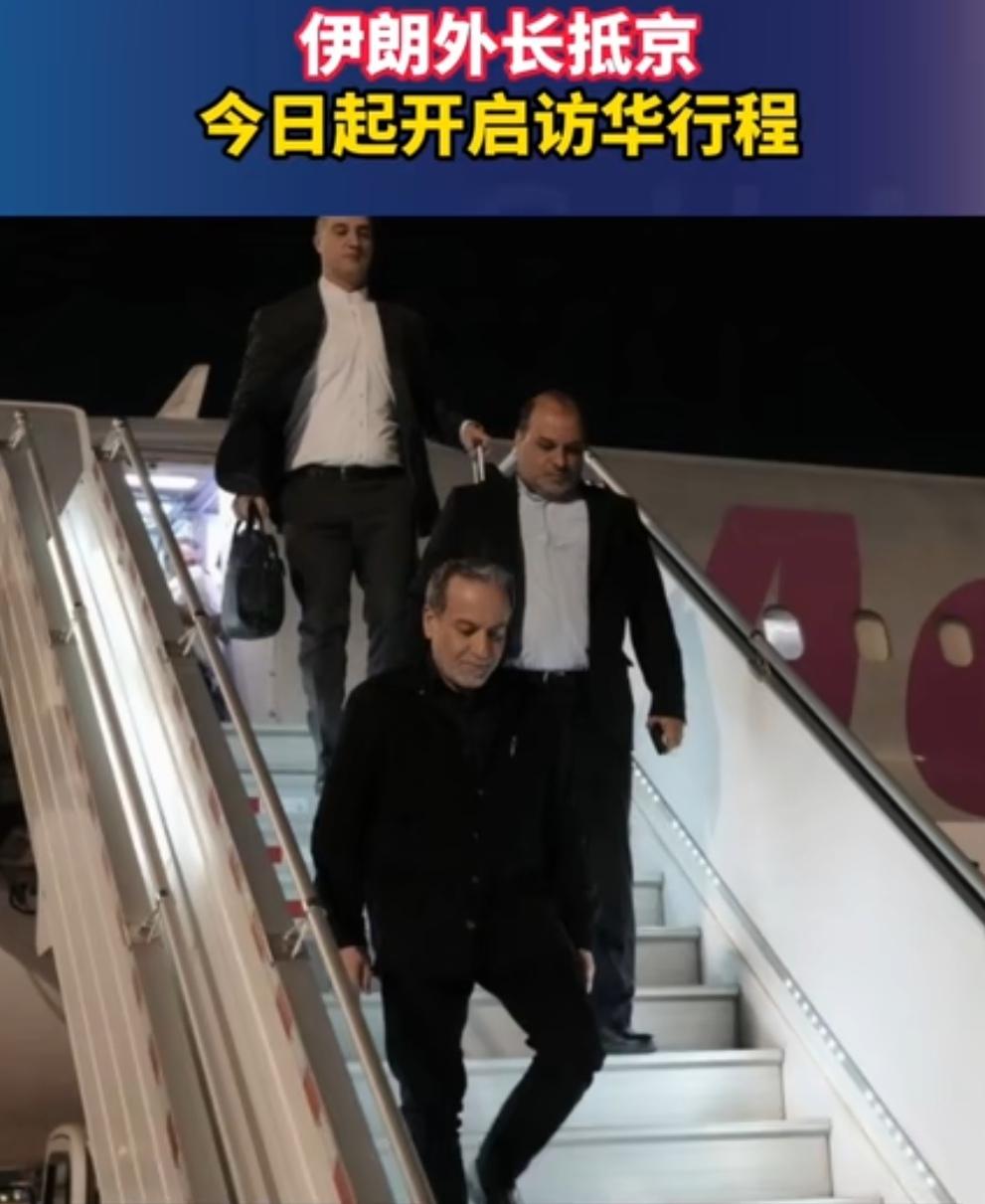 一身休闲装束访华，既体现身心放松，又彰显友好和善！
见惯了国际外交的西装领带，常