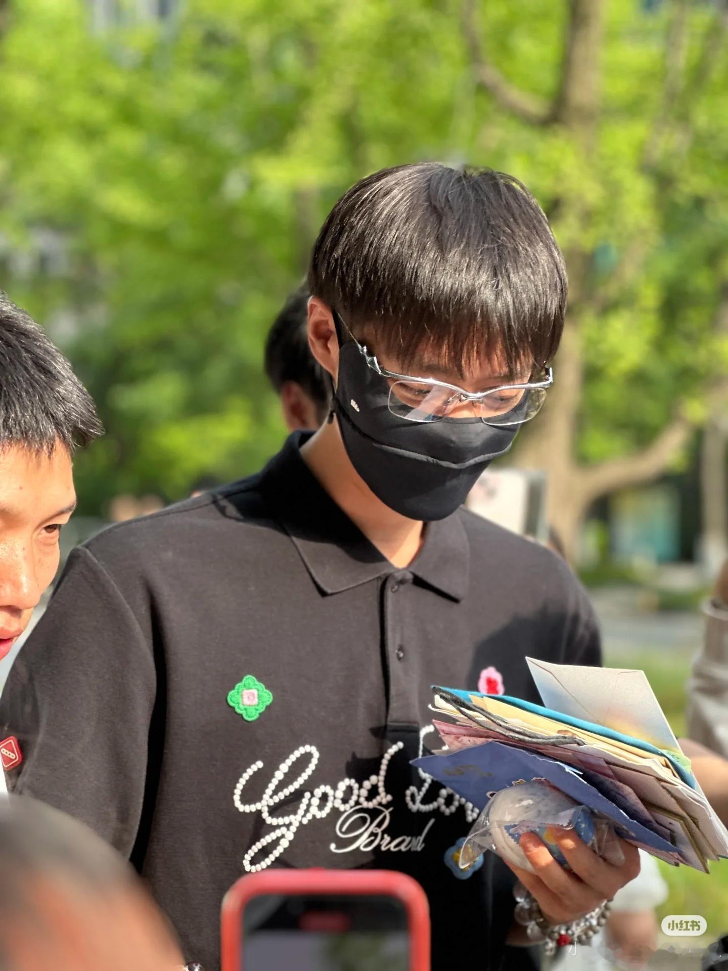 柯淳[超话]柯淳再见江野开机路透柯淳新剧开机啦，《再见江野》，期待期待，开机图?