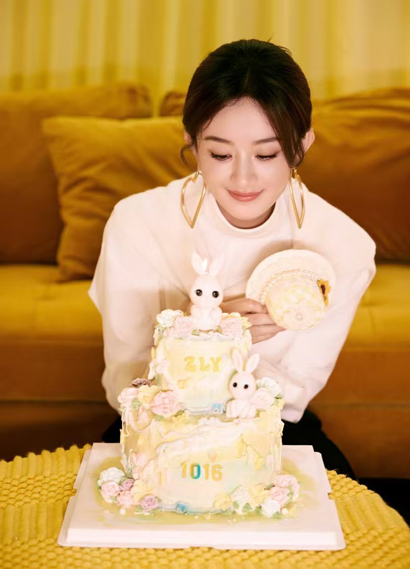 赵丽颖晒兔子蛋糕赵丽颖居家生日照赵丽颖晒兔子蛋糕 ​​​