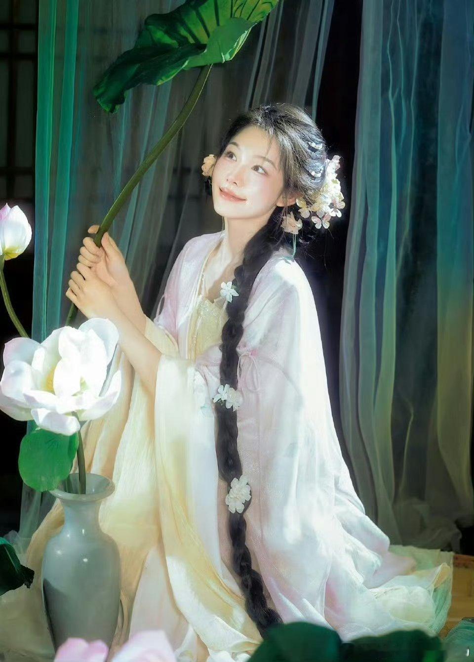 张南古早橙光立绘女主低眉时那股子柔劲儿，抬眼瞬间又带点倔强，连皮肤都透着水光感，