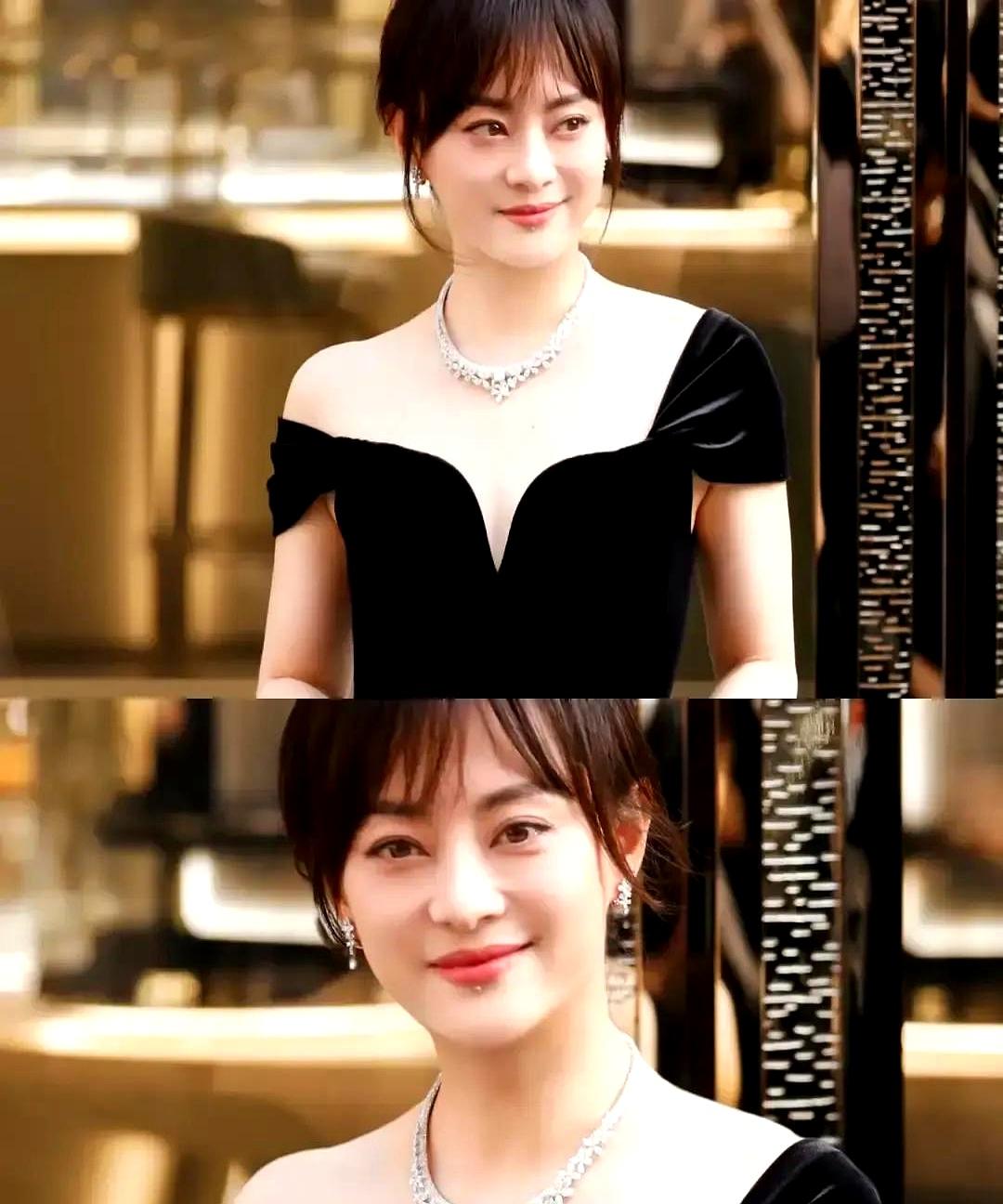 孙俪在上海社区陪小孩读书的照片被疯转。
 

我盯着照片看，她没画眼线，头发随便