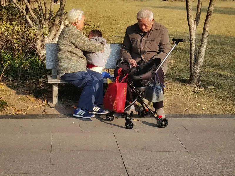 我不支持把“养儿”当成“防老”的保险条款。  

孩子不是理财产品，亲情也不该附