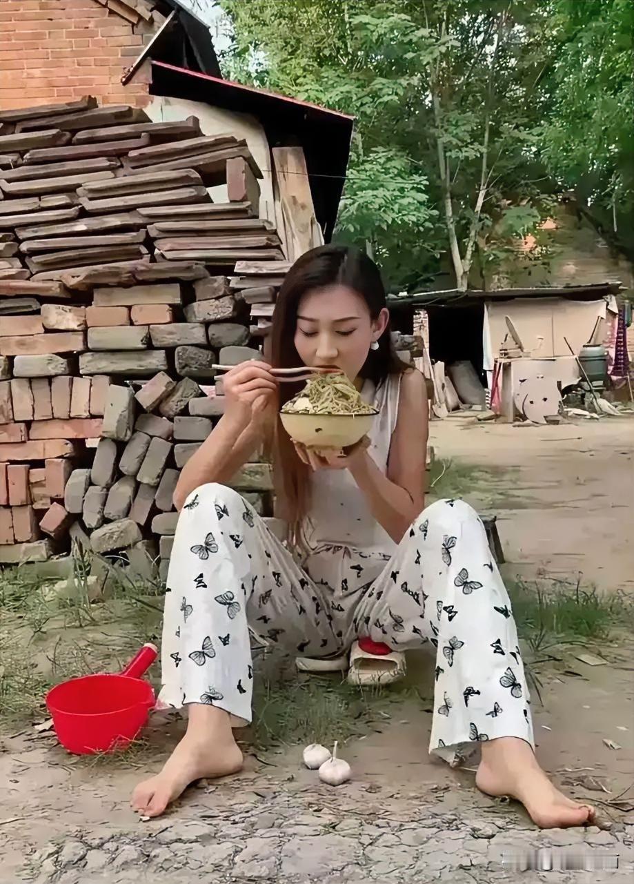 这样的老婆喜欢吗
一顿饭一大碗面外加两头蒜
能吃也能干
没心眼
人心善
一心一意