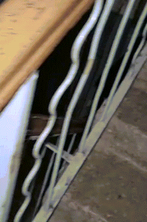 堵在这里，我看谁还敢下去