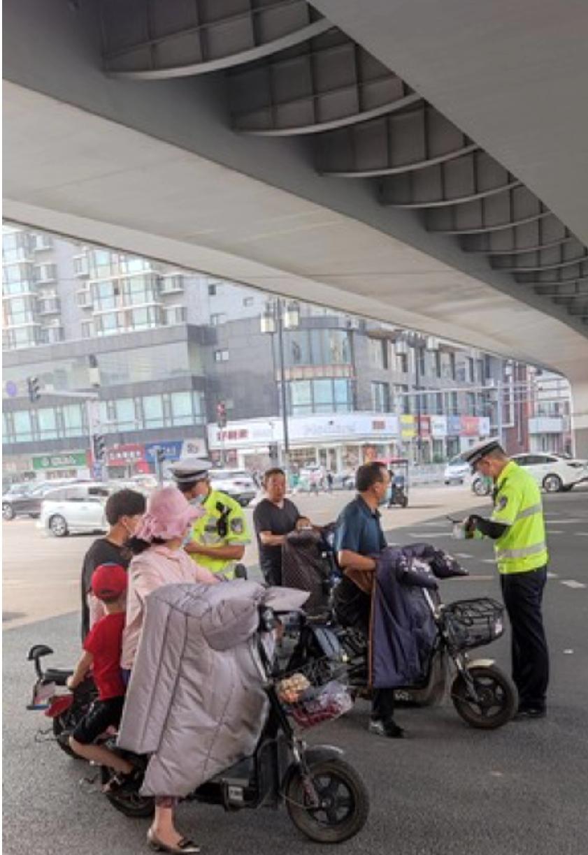 首先，直接回答：电动车违法行为真不少，轻则30块罚款，重则扣车吊销驾照。

先说