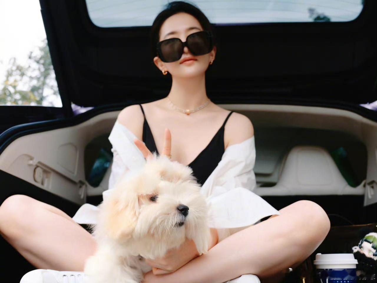 娱乐[超话]刘亦菲遛狗look刘亦菲高智姐感look刘亦菲遛狗look，好可爱！