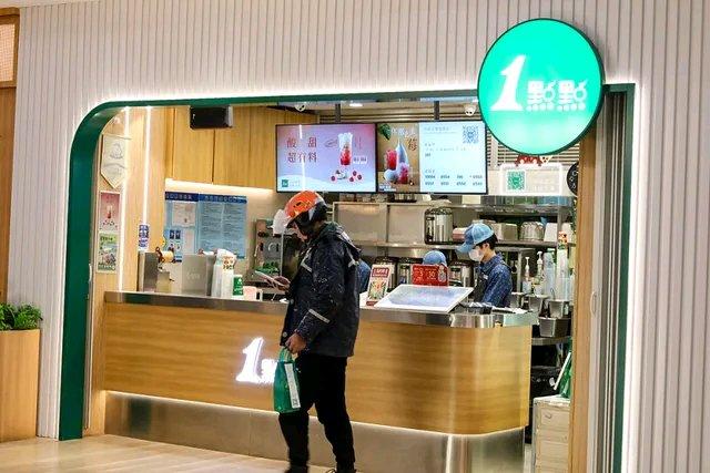 最近“能取就取，取不了就滚”这句话让某知名奶茶翻车了。有消费者去取奶茶，店员态度