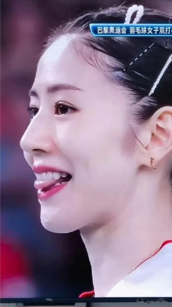 实话实说，这个选手是目前为止，我见过的最漂亮的羽毛球运动员，皮肤白嫩，五官精致，
