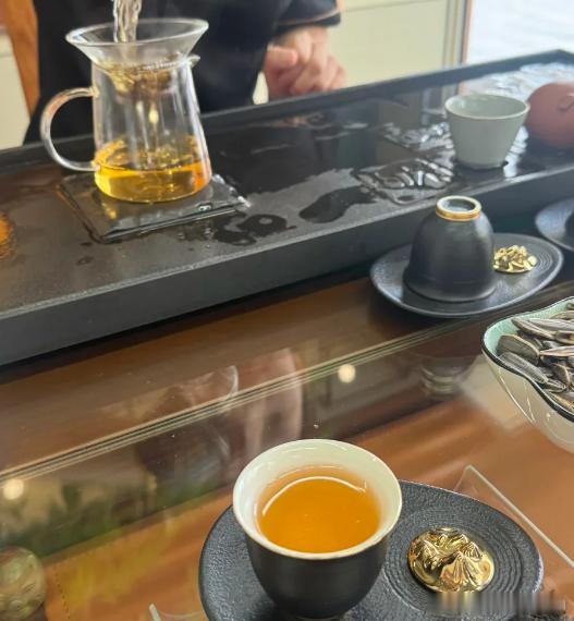 本来都要去吃饭了，被朋友一个电话叫去他公司喝茶坐下来聊了聊近况，一想到今天带大家