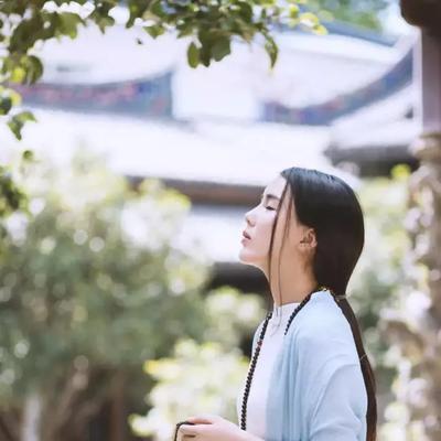 《蝶恋花》
登楼独自空念空，清景无限，斜阳片片飞。鸿天边惹人泪，到底是容颜憔悴。