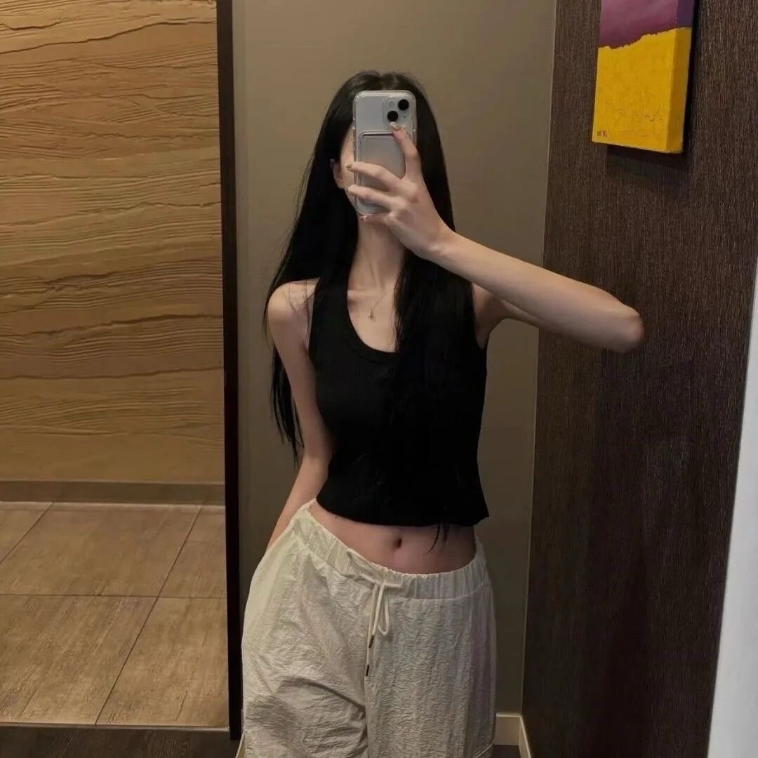 当有缘就在一起，无缘就各自都幸福，毕竟谁都挡不住命运的交错。 ​​​