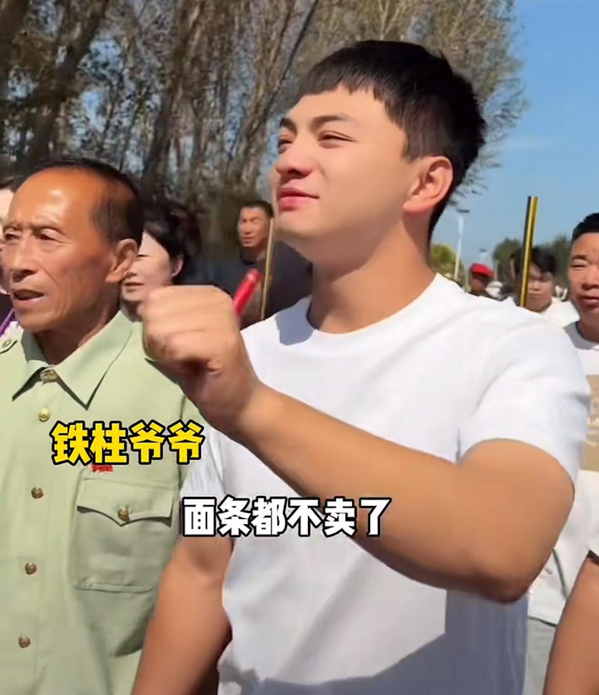 “雪饼猴”王铁柱回老家演出，现场下跪惹网友泪奔
爷爷全程陪同，铁柱紧紧牵着他的手