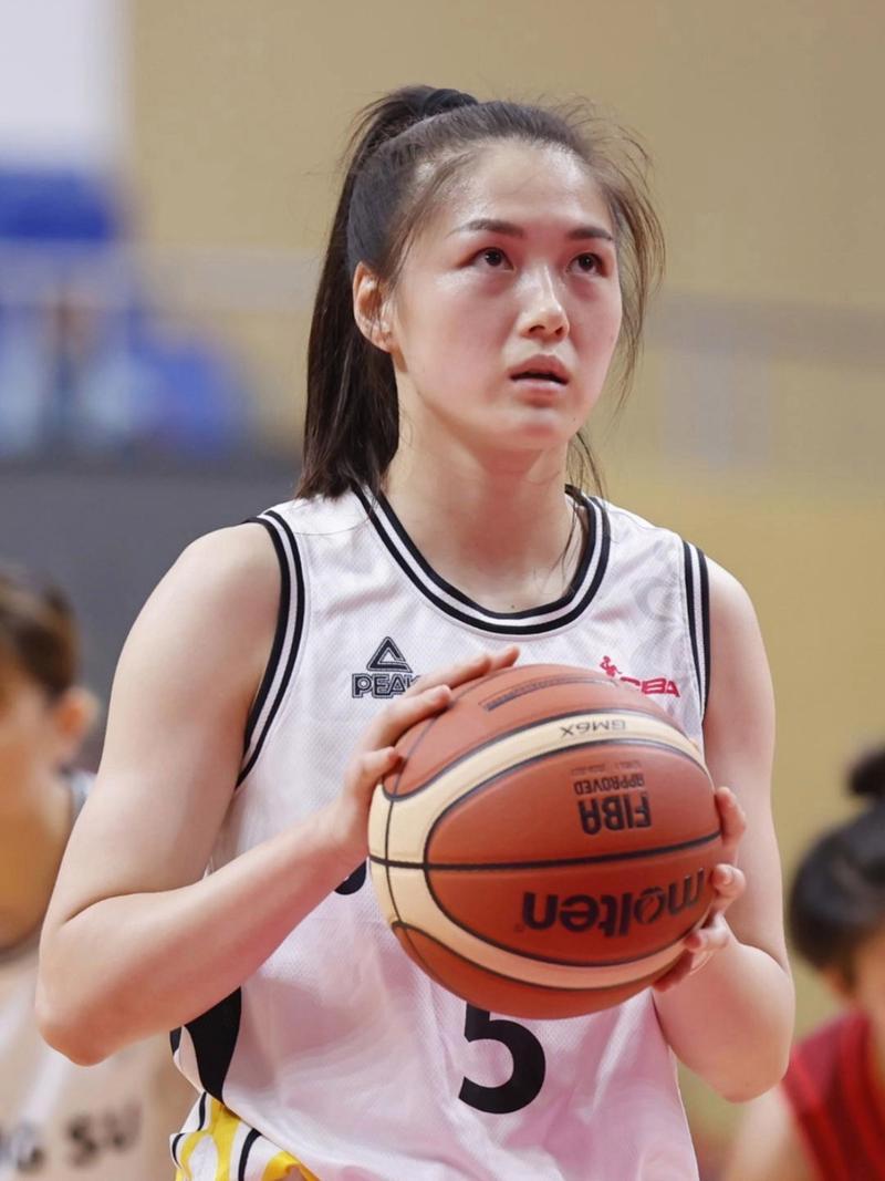 难以理解张曼曼为何成为主力控卫

被球迷称为“三无控卫”（没篮子、没突破、没串联