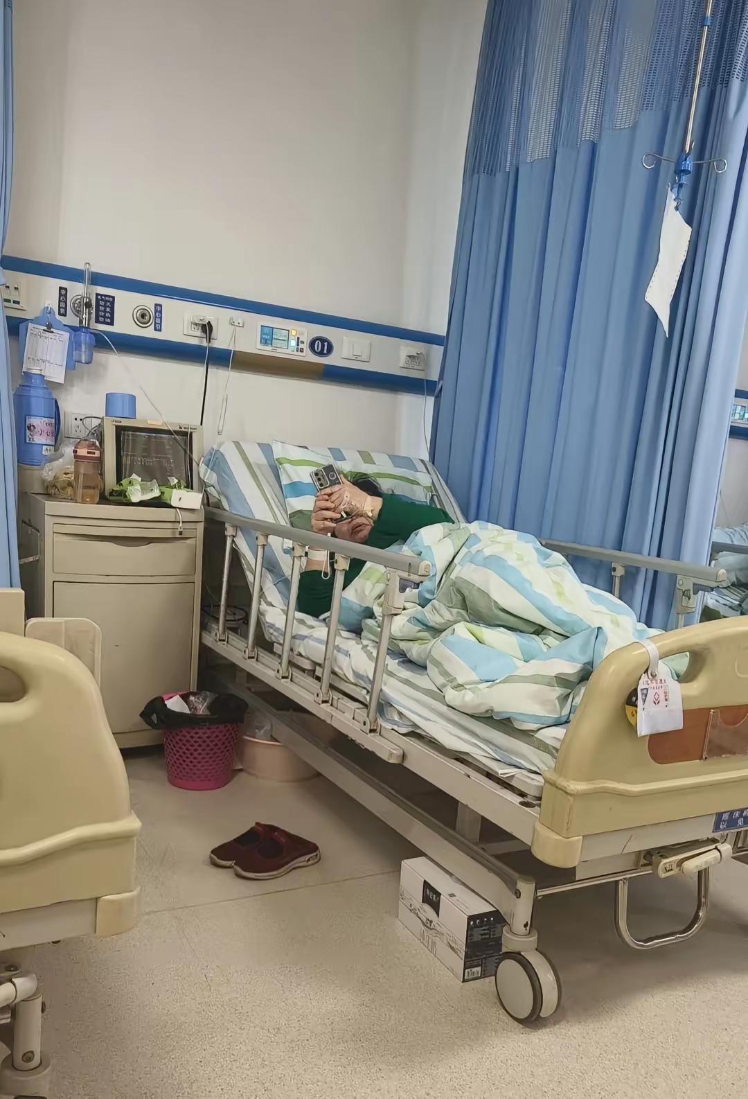 有个00后女同事，打球摔伤腿去住院，隔壁床是个70岁大妈，嚎着大嗓子说话就算了，