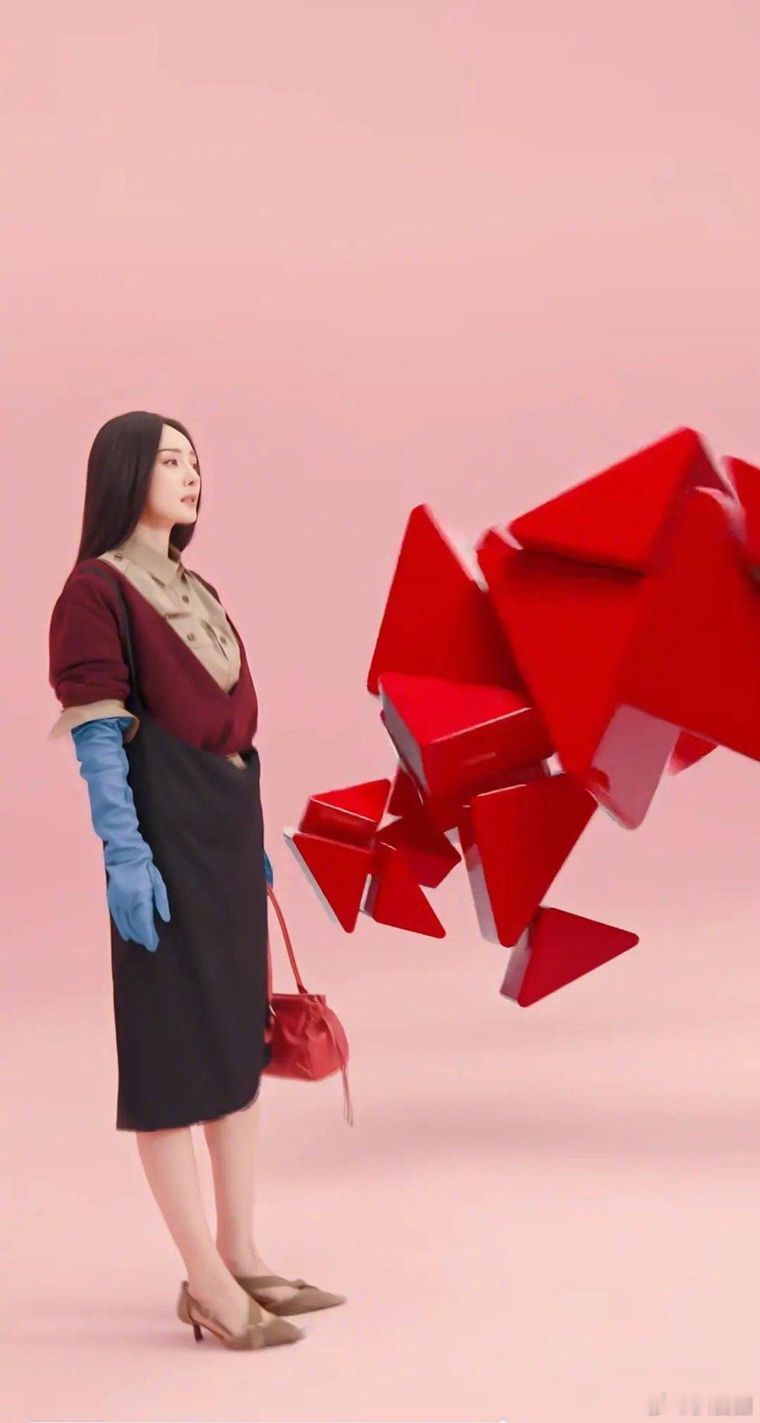 杨幂柳智敏Prada撞衫 同一套衣服喜欢谁的演绎～ 