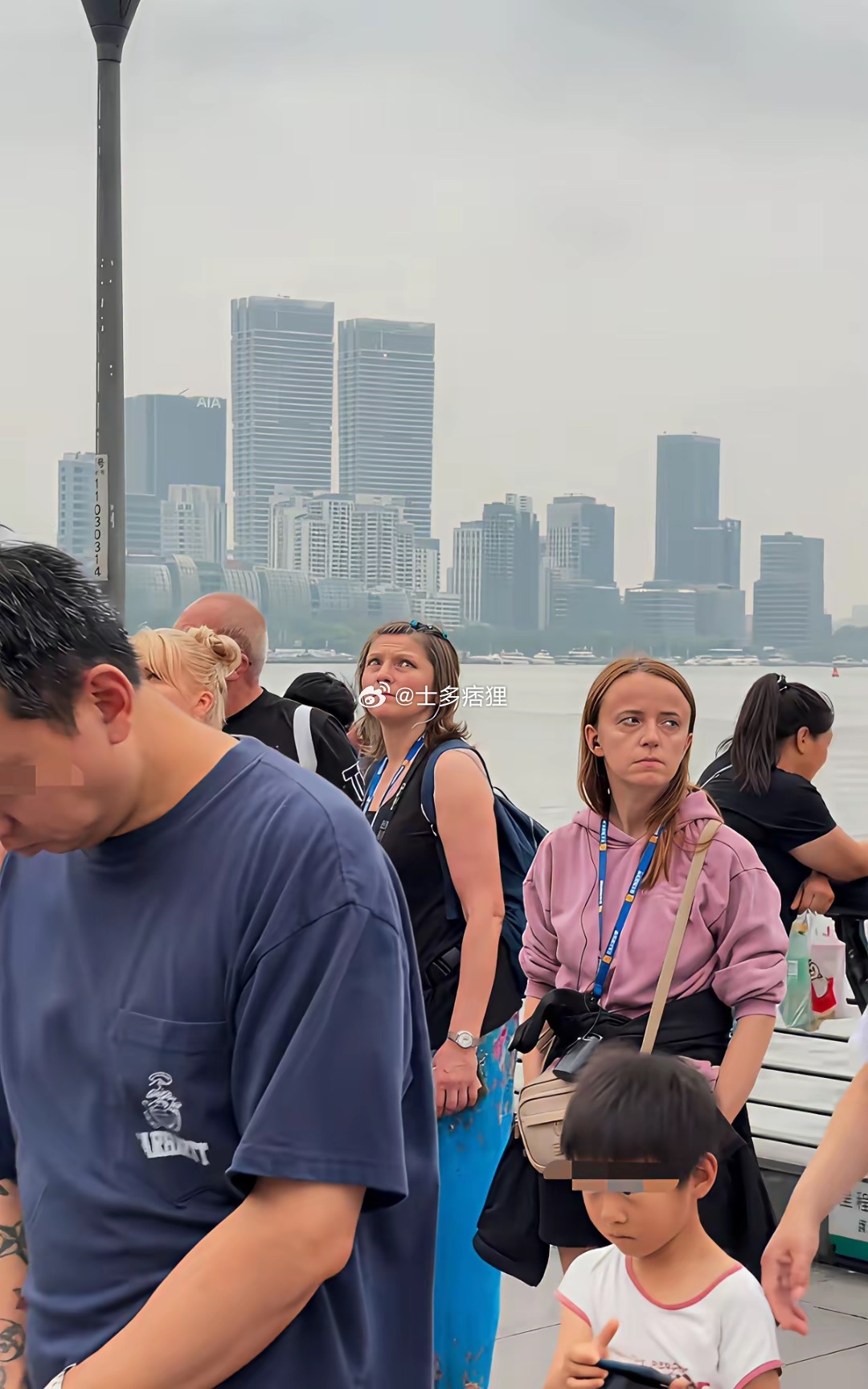 来到上海外滩旅游的外国游客，脸上的表情耐人寻味！ 
