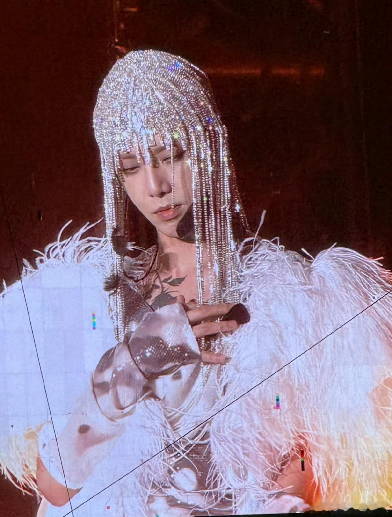这尼玛是华晨宇？？？！！！ ​​​