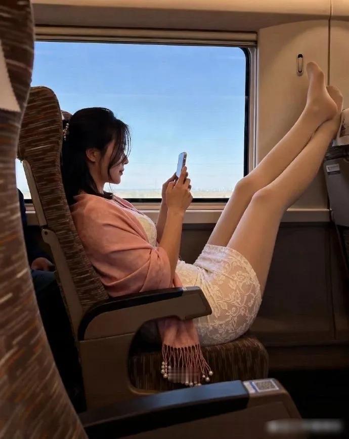长得好看的女人按理说素质都很高啊，怎么把腿架前面座椅上那么高，何况还穿着一个裙子