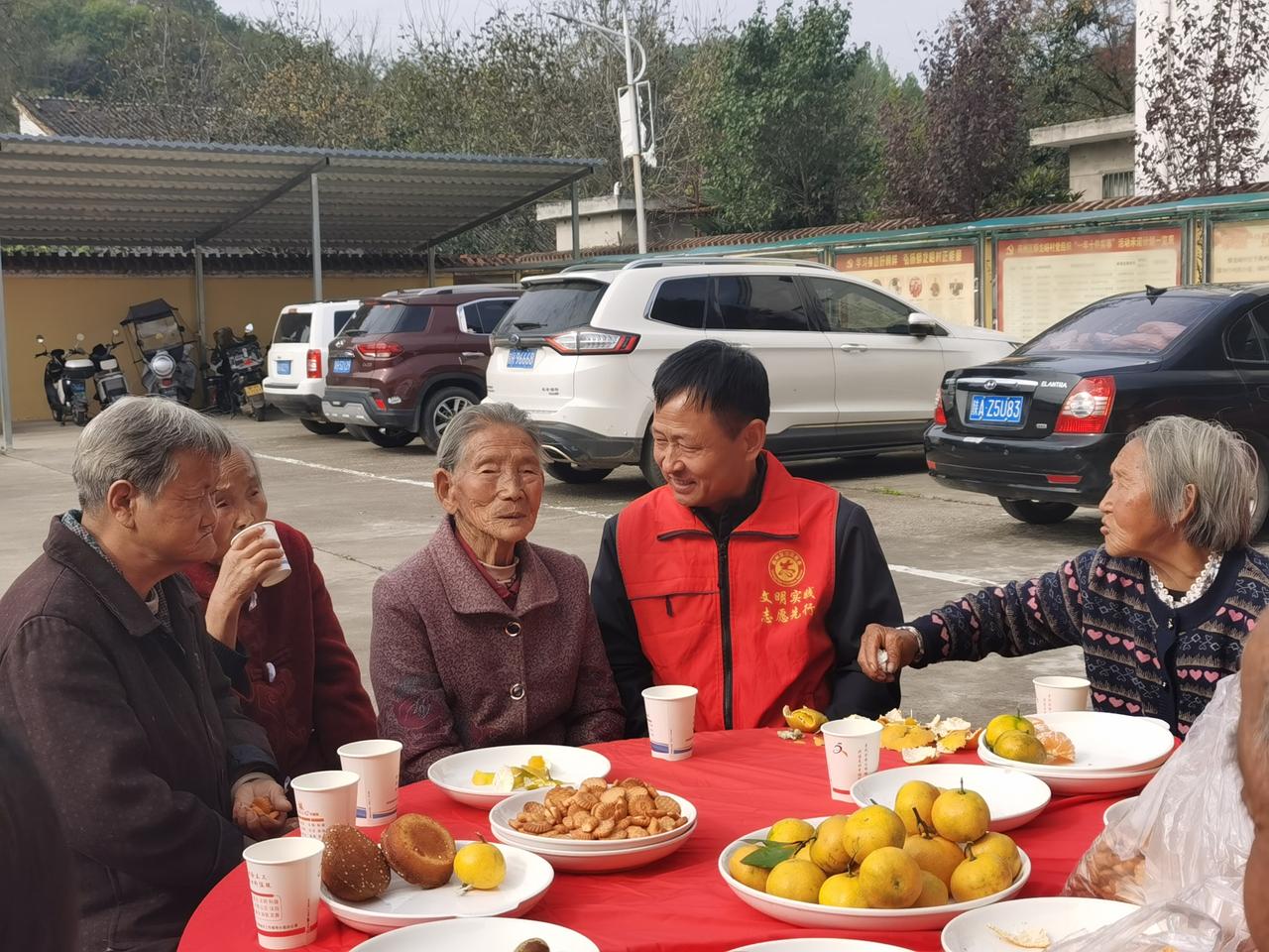 老人已经记不起她是哪年的人，只知道自己是7月生的。遗憾的是老人的儿子早早就夭折了