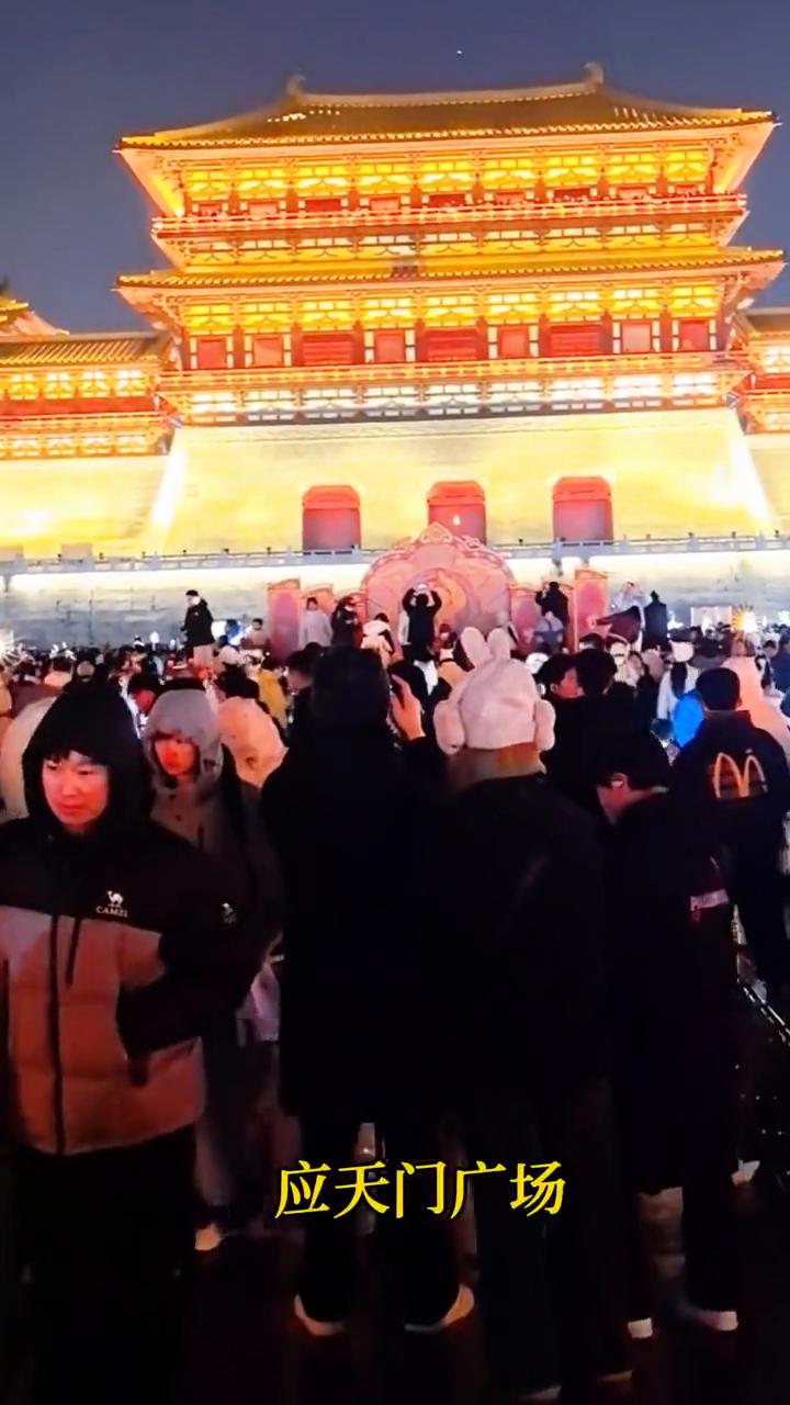 元旦就像过大年，洛阳人如何过元旦看看便知。
应天门广场，去往地铁1号线的路上，地