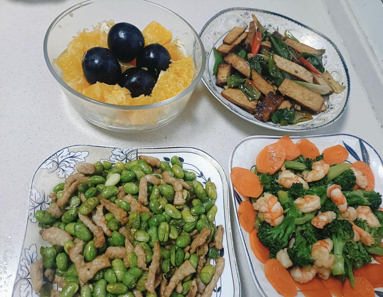 儿媳回娘家两天了，我又恢复了躺平的日子。

老公说，你看孩子在家时候，你一天三顿